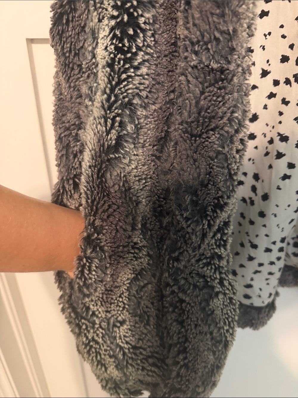Alice + Olivia Grey Faux Fur Sleeveless Vest with Silk Blend Patterned Lining - Picture 9 of 11